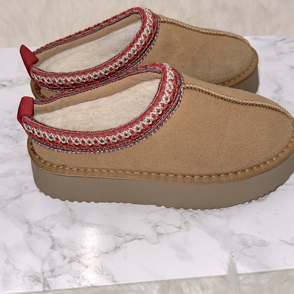 Cozy Tan Slip-On Shoes with Red Trim size 37/6.5-7 - Picture 4 of 10